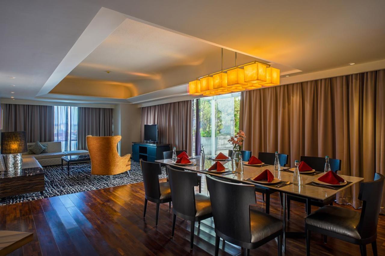 Artotel Ts Suites Surabaia Exterior foto
