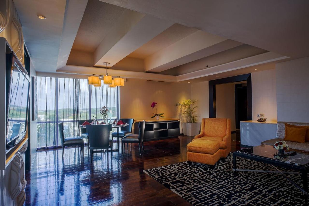 Artotel Ts Suites Surabaia Exterior foto