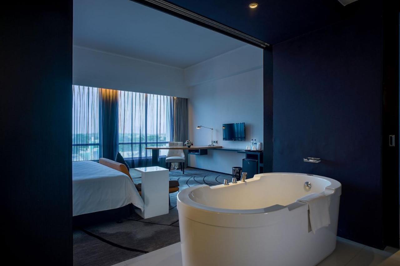 Artotel Ts Suites Surabaia Exterior foto