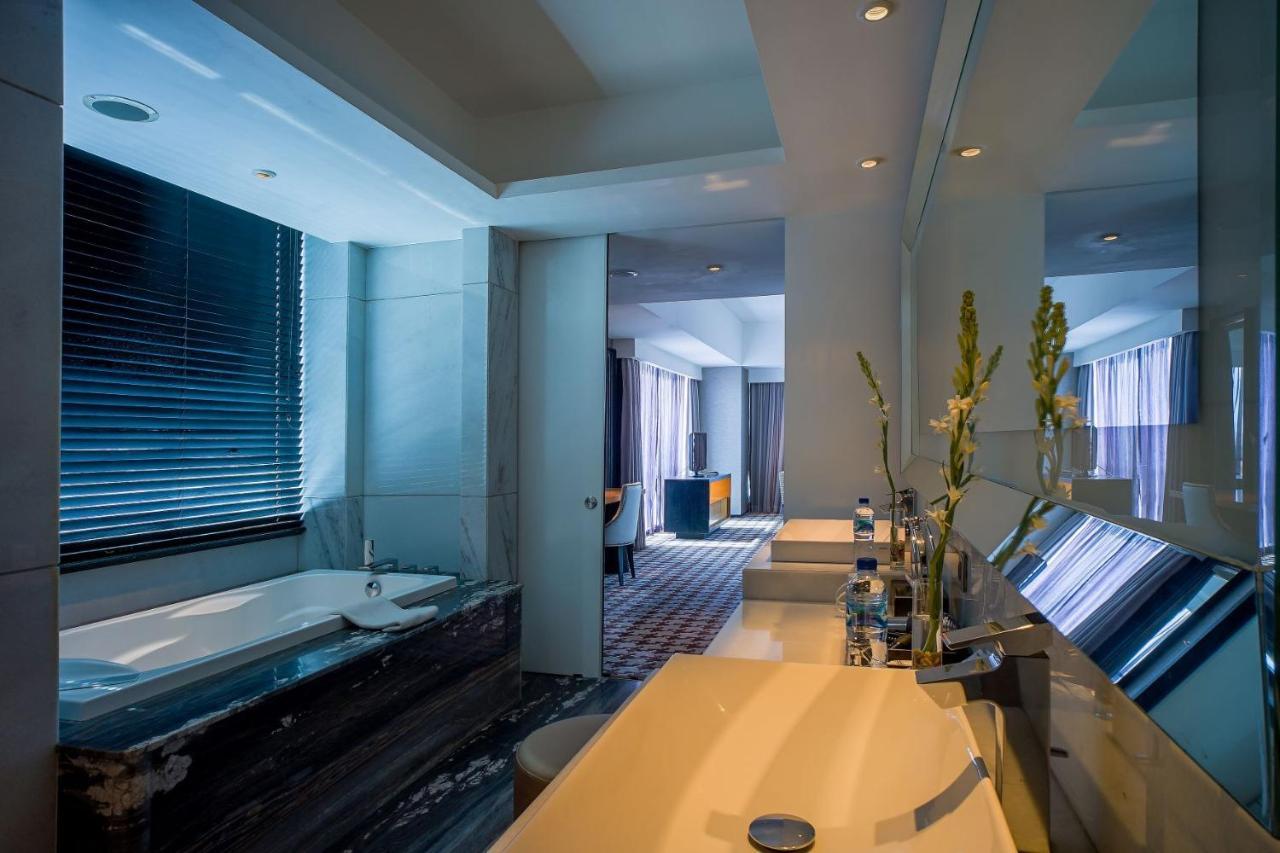 Artotel Ts Suites Surabaia Exterior foto