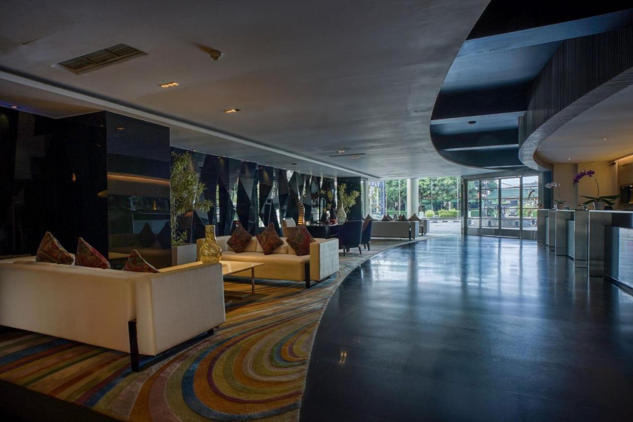 Artotel Ts Suites Surabaia Exterior foto