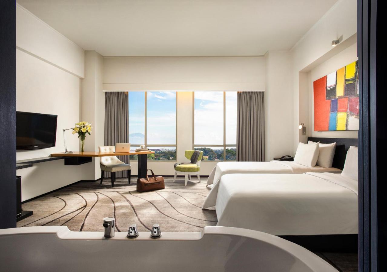 Artotel Ts Suites Surabaia Exterior foto