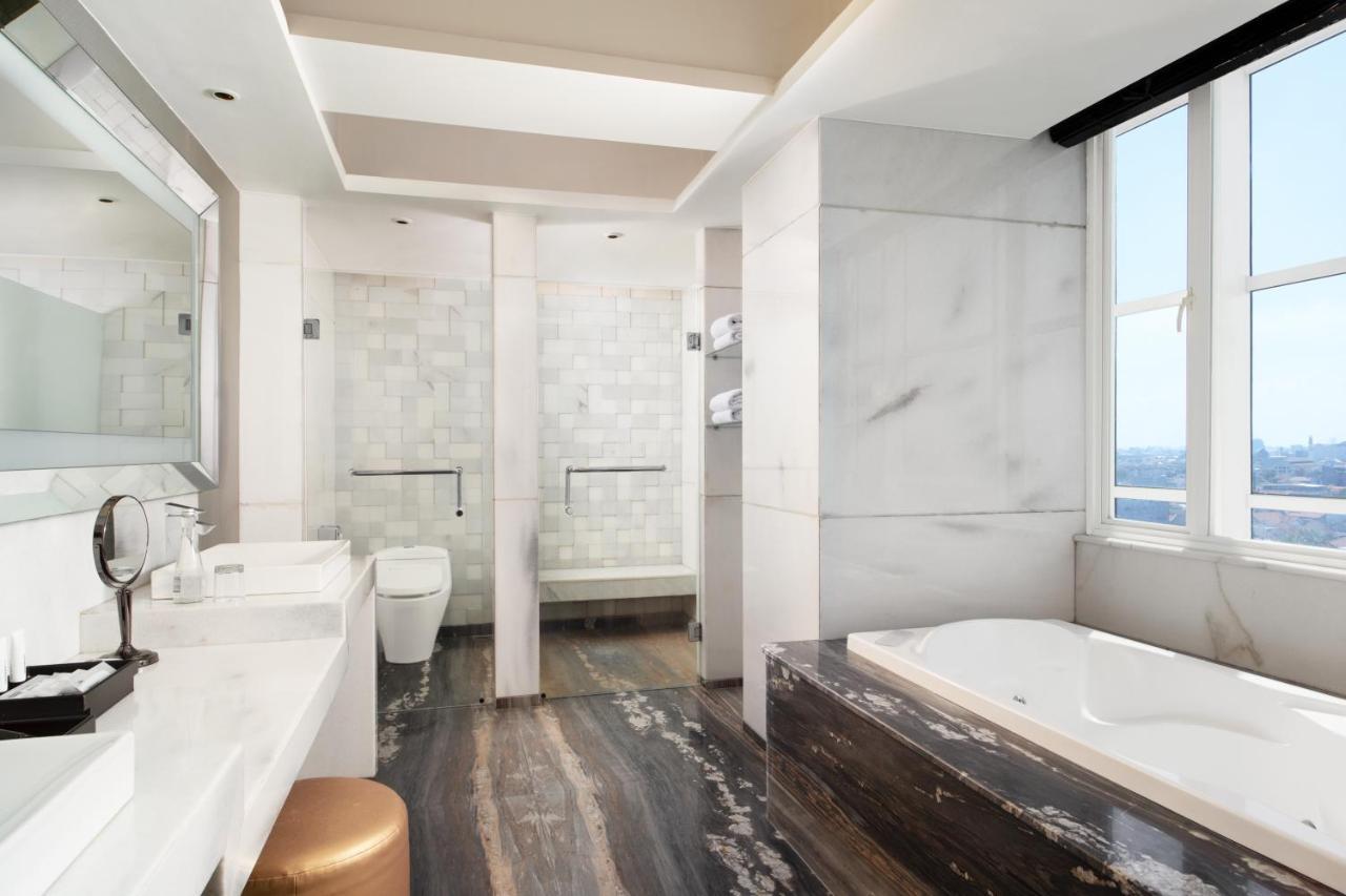 Artotel Ts Suites Surabaia Exterior foto
